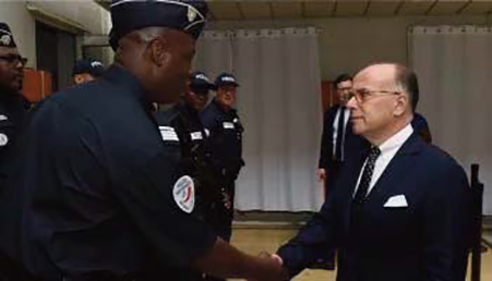 Plus de 400 policiers et gendarmes supplémentaires aux Antilles et en Guyane (Cazeneuve)