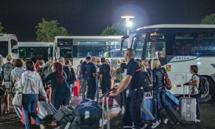 Une pluie de réactions pour soutenir les soignants hués à l’aéroport