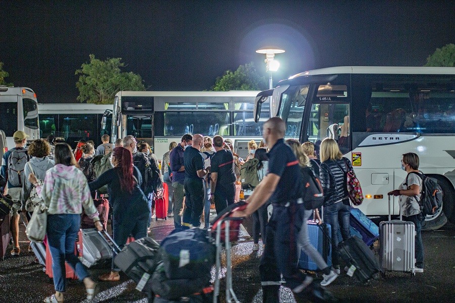 Une pluie de réactions pour soutenir les soignants hués à l’aéroport